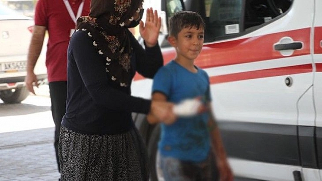 Babasına kurban kesmek için yardım eden çocuk elini kesti