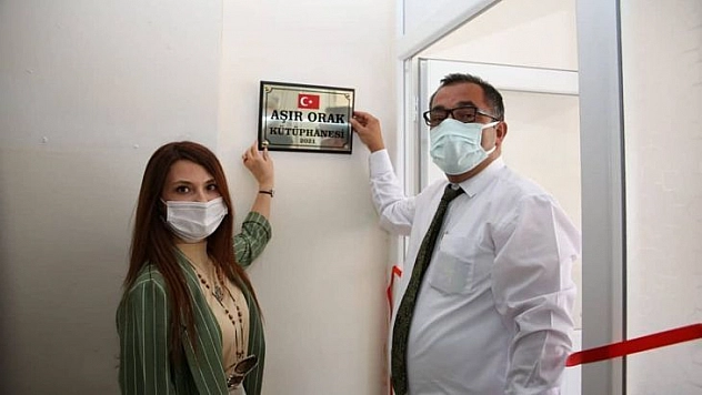 Babasının anısına okula kütüphane yaptırdı