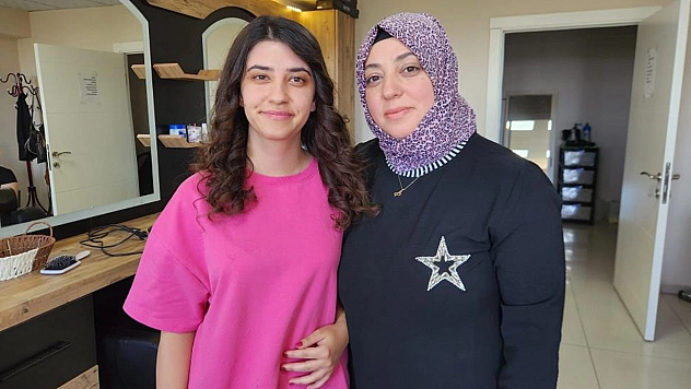 Babasının izinden, annesiyle birlikte yürüyor