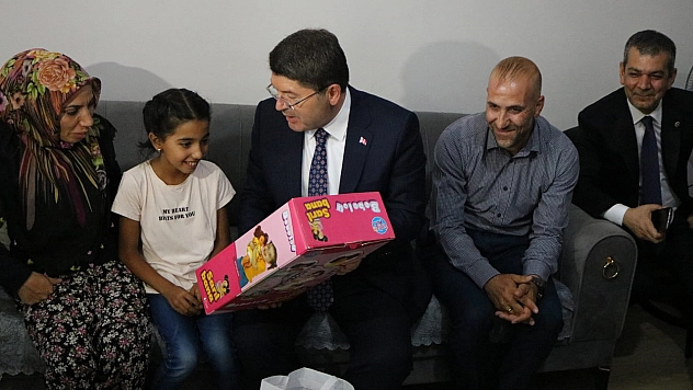 Bakan Tunç'la Minik Miray Arasında Gülümseten 'Reis' Diyaloğu