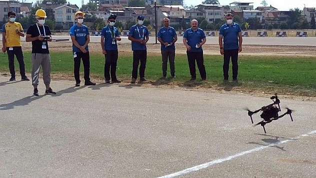 Bakan Varank liseli gençlerin İHA yarışlarını izledi