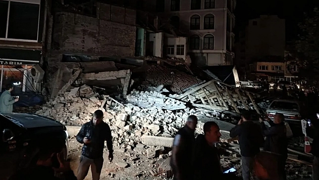 Balıkesir'de 3 bina depremde yıkıldı