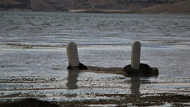 Baraj suları 150 metre çekilince ortaya çıktı