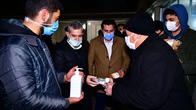 Başkan Çınar, kandil simidi, lokum ve gül suyu dağıttı