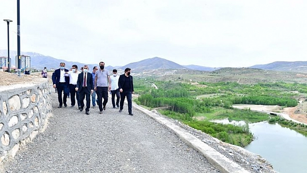 Başkan Çınar, millet bahçesi ve seyir terasını inceledi