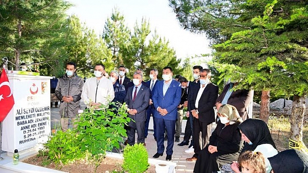 Başkan Gürkan, bayramın ilk gününde şehitliği ziyaret etti