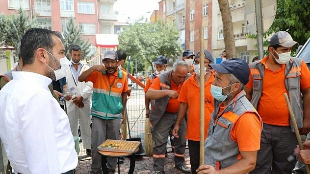 Başkan Şerifoğulları Görev Başındaki Belediye Temizlik Ekiplerini Ziyaret Etti, Tatlı İkramında Bulundu