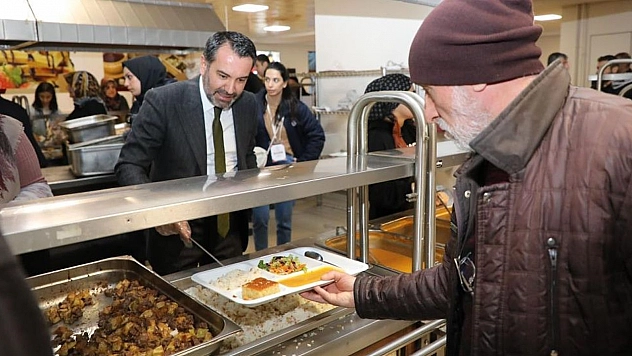 Başkan Şerifoğulları, iftar sofrasında depremzede vatandaşlarla buluştu