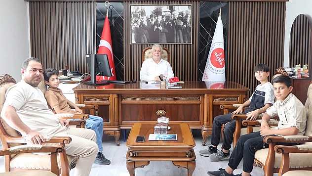 Elazığ'da suyun parasını kameraya gösteren çocuklar müftülükte ağırlandı