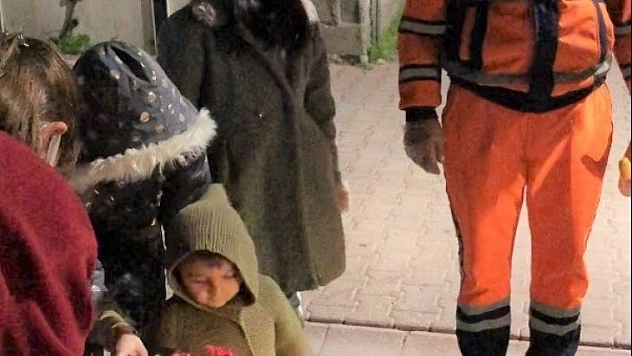 Battalgazi'de temizlik görevlilerine sürpriz kutlama