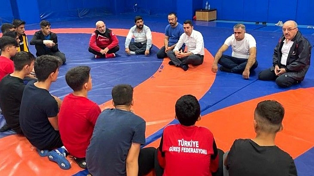 Baykan, Elazığ güreşçileriyle görüştü