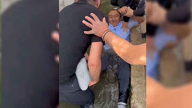 Bayram namazına gelmeyenlere 'sulu' şaka