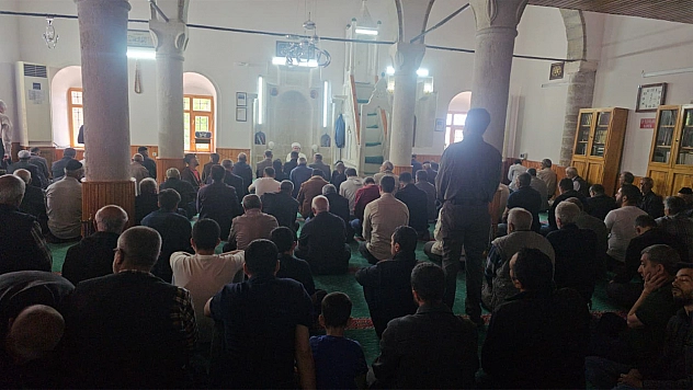 Bayramın üçüncü gününde, vatandaşlar cuma namazında camileri doldurdu