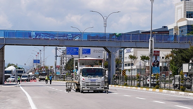 Belediye ekipleri trafik güvenliği için sahada
