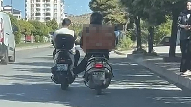 Benzini bitince motosikletini ayağıyla itti