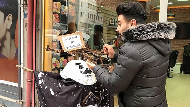 Berber Müşteri Bulamayınca Kardan Adamı Tıraş Etti