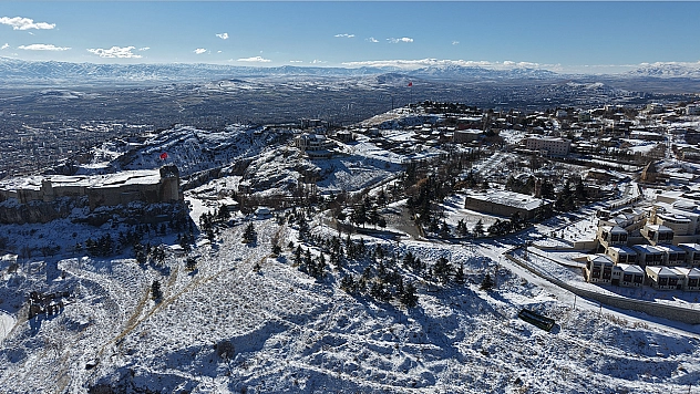 Beyaz gelinliğini giyen Harput havadan görüntülendi