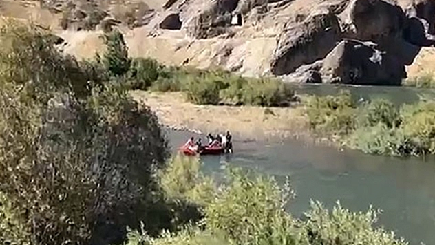 Beyhan Barajı'nda kapaklar açıldı: 4 kişi mahsur kaldı