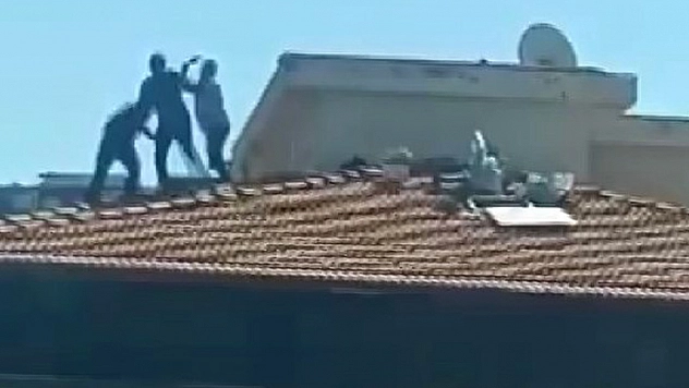 Bina çatısında yürekleri ağza getiren kavga
