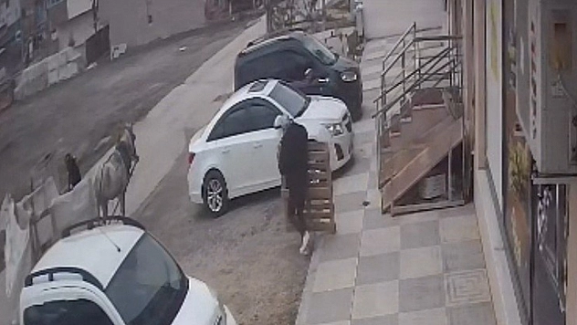 Bina önünden malzemeleri izinsiz alan şahıslar kameraya yakalandı