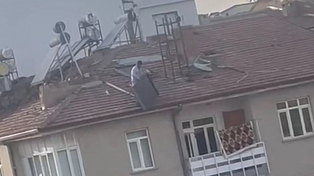 Binanın çatısından güneş panelini aşağı attı, vatandaşların canını hiçe saydı