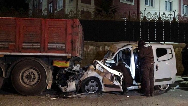 Bingöl'de araç park halindeki tıra arkadan çarptı: 1 yaralı