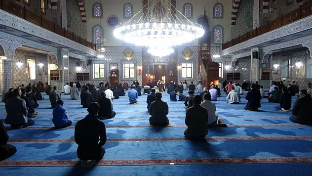 Bingöl'de bayram namazı, Covid-19 tedbirleri alınarak kılındı