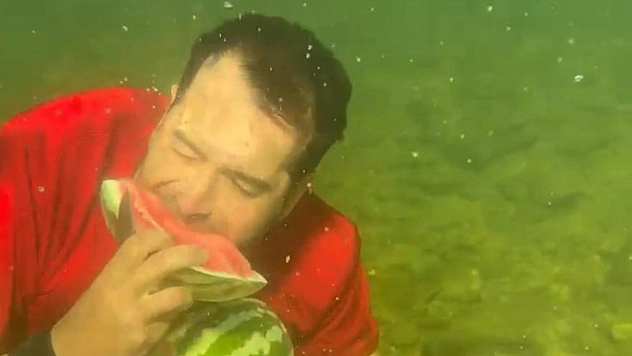 Bingöl'de doğa tutkunundan su altında meyve keyfi