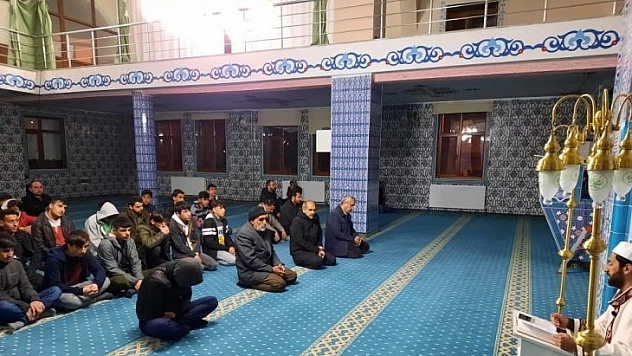 Bingöl'de öğretmenler ve öğrenciler sabah namazında buluştu