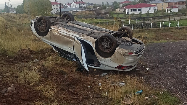 Bingöl'de otomobil takla attı: 2 yaralı