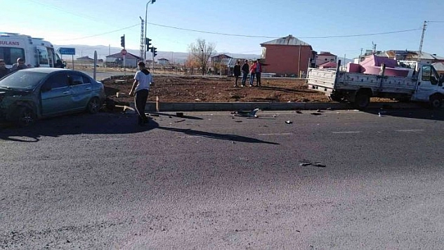 Bingöl'de otomobil ve pikap çarpıştı: 2 yaralı