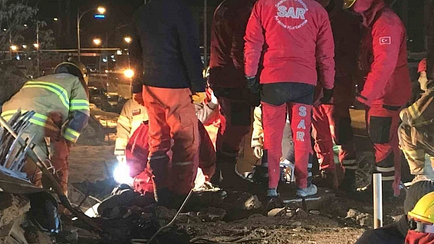 Bingöl SAR ekipleri, 7 kişiyi enkazdan sağ çıkardı