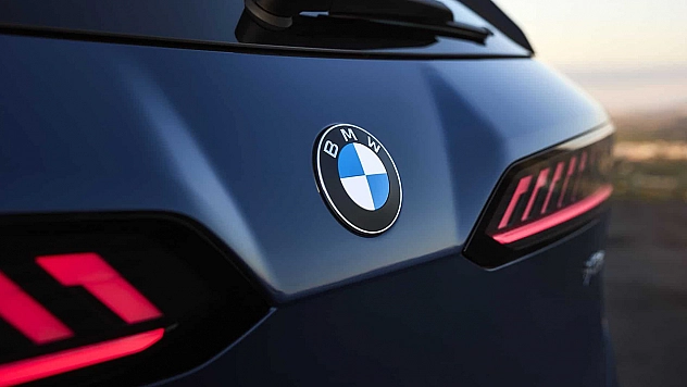 BMW logosunda modern bir dokunuş ekledi