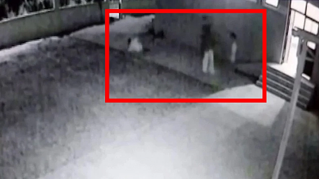 'Burası cami, yapmayın' dedi, dayak yedi