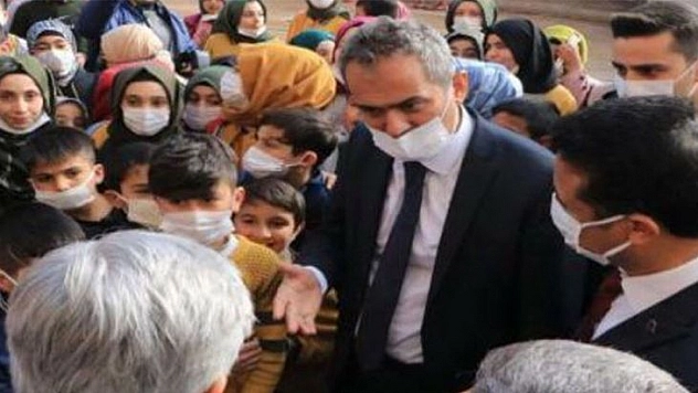 Bürokratların Bitirdiği Parti