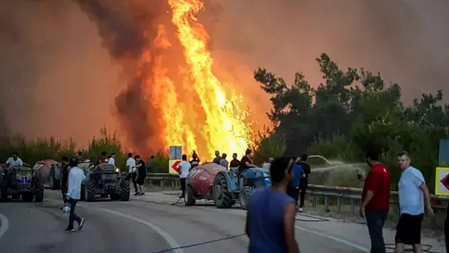 Bursa'da bir ilçede alevler yeniden şiddetlendi