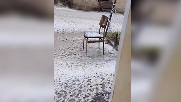 Bursa'da ceviz büyüklüğünde dolu yağdı. Camlar kırılma noktasına geldi