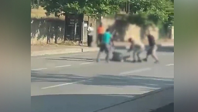 Cadde ortasında dehşet anları: Demir sopalarla darp ettiler