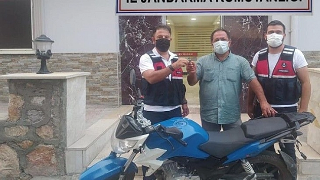 Çalınan motosiklet jandarma tarafından bulunarak sahibine teslim edildi