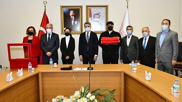 Çanakkale'ye gidecek Türk Bayrağı teslim alındı