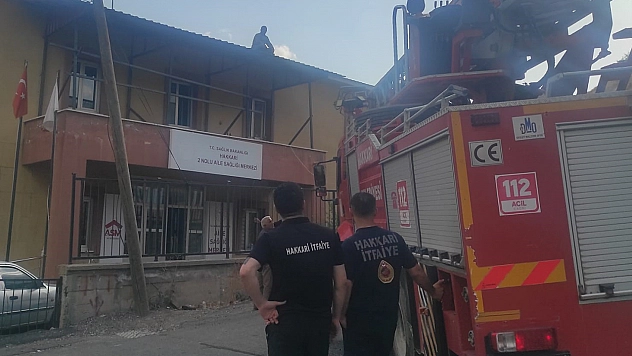 Çatıda mahsur kalan işçi kurtarıldı