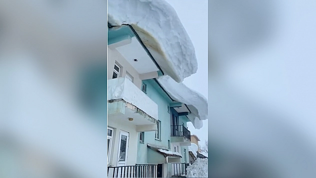Çatıdan sarkan kar kütlesi hayrete düşürdü
