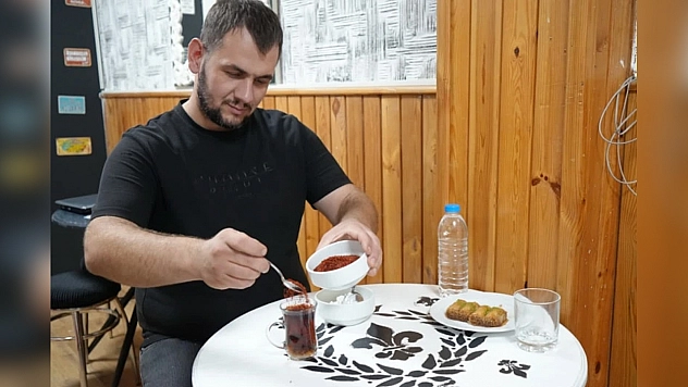 Çayına bile pul biber atıyor! Acısız günü yok
