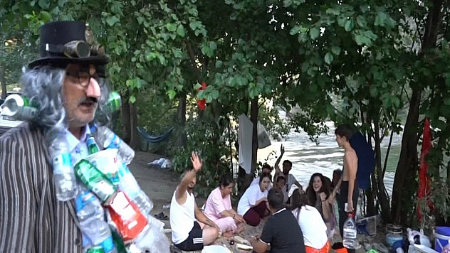 Çevre temizliğine dikkat çekmek için tiyatro performansı sergiledi