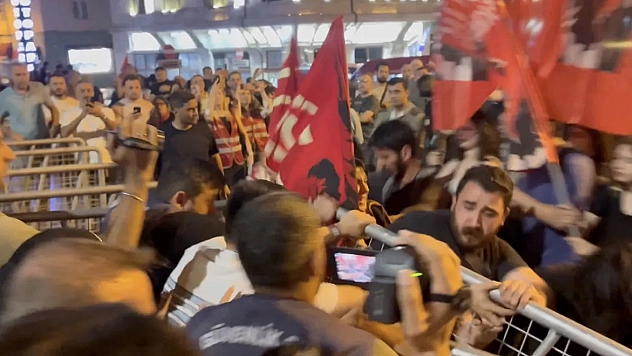 CHP Beyoğlu'nda miting yaptı, eylemciler polise saldırdı