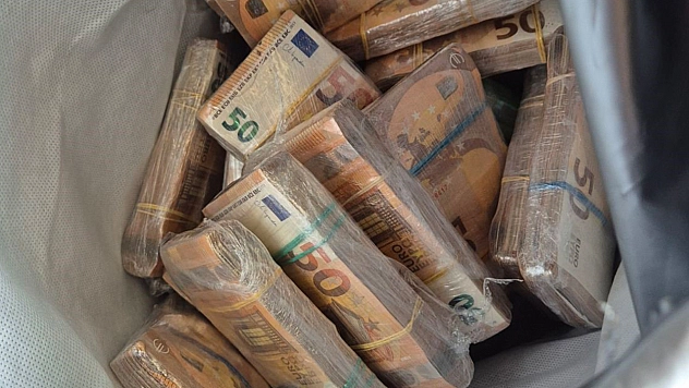 Çikolata dolu çantadan 220 bin Euro çıktı