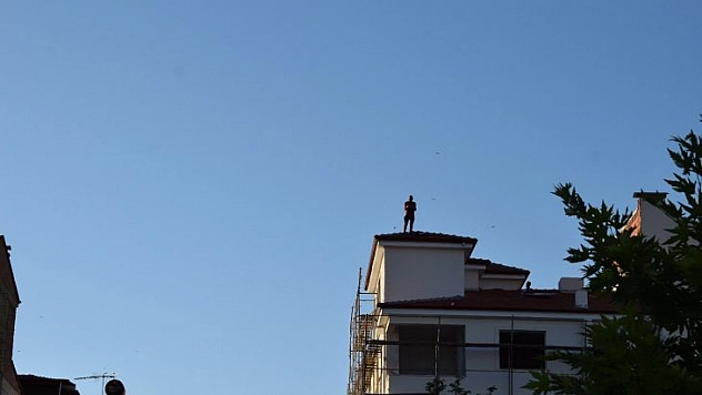 Çıktığı çatıdan kendi indi, arkadaşını çıkardı