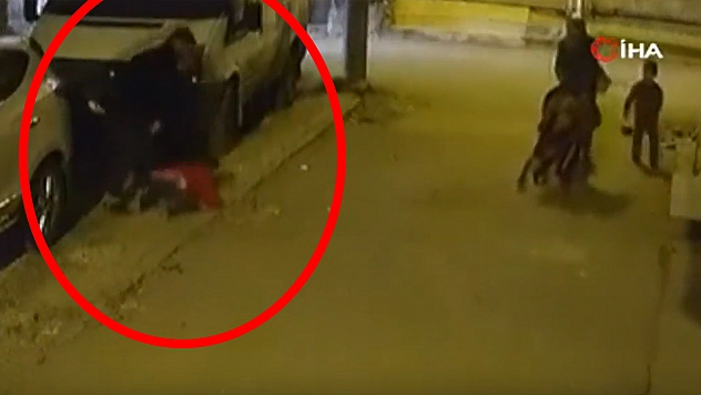 Çocuğa şiddette korkunç anlar: Arabaya çarpıp yere fırlattı