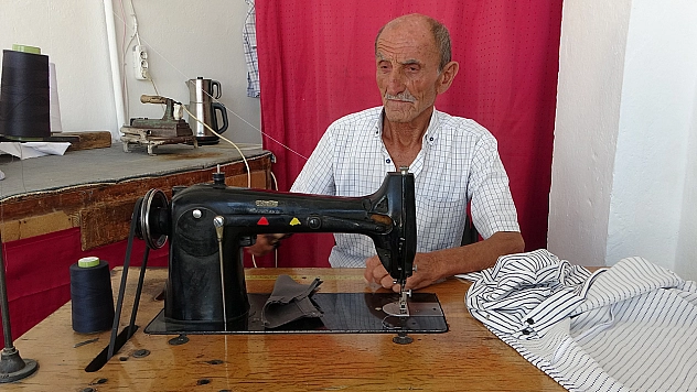 Çocuk yaşta eline aldığı iğne ipliği 60 yıldır bırakmadı