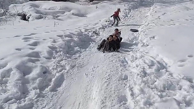 Çocuklar karın keyfini tepsi ve bidonlarla çıkardı
